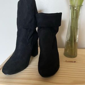 Black Suede Heel Boots 🖤
Size women’s 6